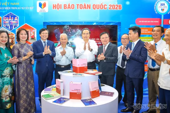 Chủ tịch Quốc hội Trần Thanh Mẫn tham quan gian trưng bày tại Hội Báo toàn quốc năm 2026