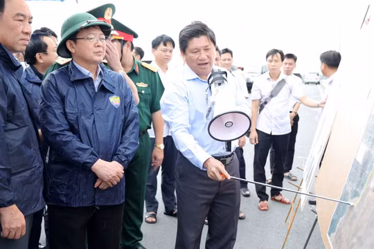 Phó Thủ tướng Hồ Quốc Dũng khảo sát tình hình sạt lở tại khu vực Gành Hào, tỉnh Cà Mau