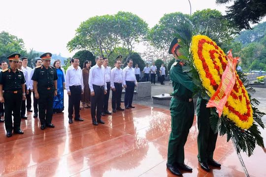 Thủ tướng dâng hương tưởng niệm các Anh hùng liệt sĩ, tặng quà gia đình người có công tại Lào Cai