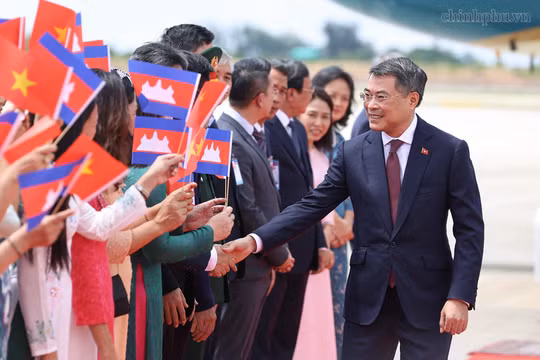 Thủ tướng Lê Minh Hưng tới Phnom Penh, bắt đầu chuyến thăm chính thức Campuchia