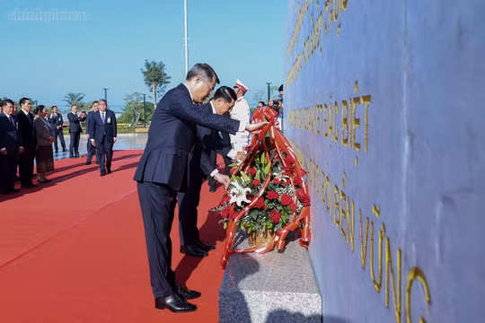 Hai Thủ tướng Việt Nam và Lào dâng hoa tại Công viên Hữu nghị Lào - Việt Nam