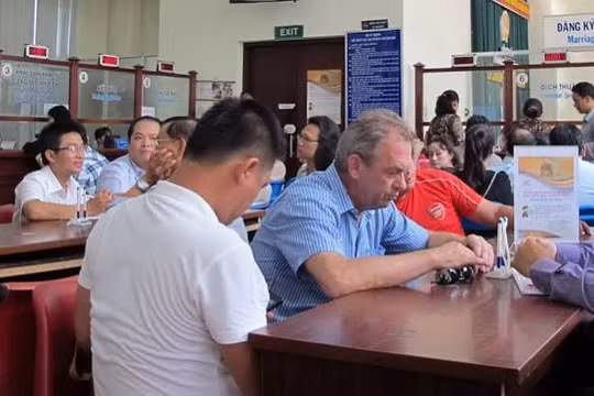 Hạn 12 giờ chuyển thông tin tạm trú người nước ngoài về Công an tỉnh, thành phố