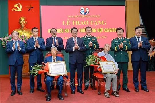 Trao Huy hiệu Đảng, tri ân những đóng góp của các thế hệ đảng viên