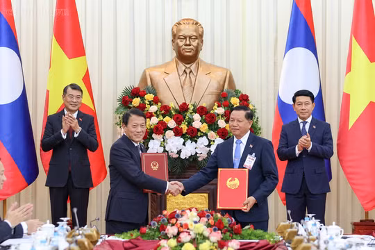 Việt Nam và Lào trao 11 văn kiện hợp tác, khởi động xây dựng Trường Đại học Hữu nghị Lào - Việt