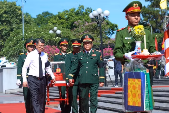 Thủ tướng Lê Minh Hưng dự lễ viếng, truy điệu và an táng 28 liệt sĩ hy sinh trên đất bạn Lào