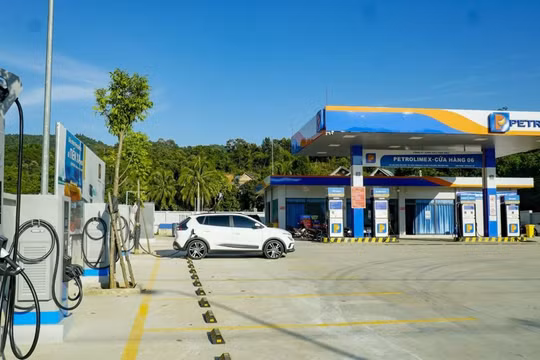 Xem xét phương án giảm giá điện và giảm thuế tiêu thụ đặc biệt với xăng về 0%