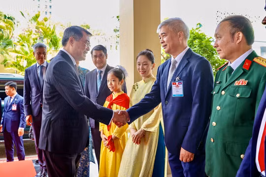 Quan tâm, tạo điều kiện thuận lợi nhất để người Việt tại Campuchia an cư lạc nghiệp