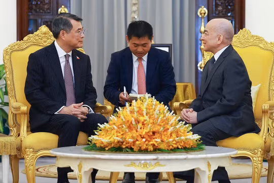 Thủ tướng Lê Minh Hưng chào Quốc vương Norodom Sihamoni và Hoàng Thái hậu Norodom Monineath Sihanouk