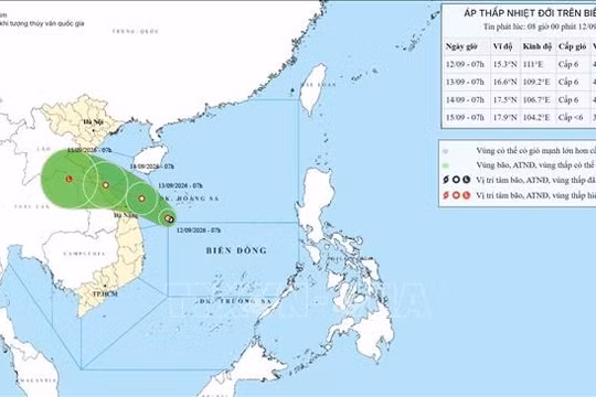 Áp thấp nhiệt đới áp sát đất liền miền Trung, sẵn sàng phương án cấm biển và sơ tán dân