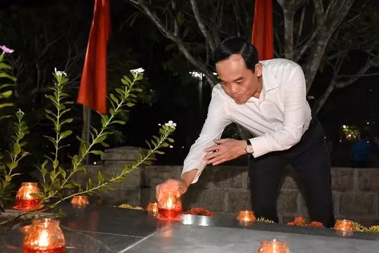 Dâng hương, thắp nến tri ân các Anh hùng liệt sĩ tại Nghĩa trang Hàng Dương (Côn Đảo)