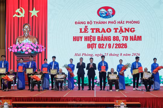 Mỗi cán bộ, đảng viên phải sống, làm việc, cống hiến xứng đáng với lịch sử vẻ vang của Đảng