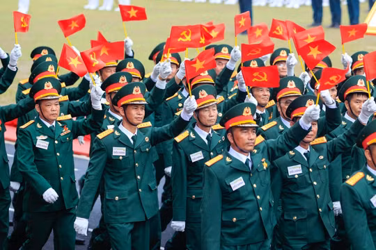 Sĩ quan nghỉ hưu trước hạn tuổi được trợ cấp 5 tháng lương cho mỗi năm