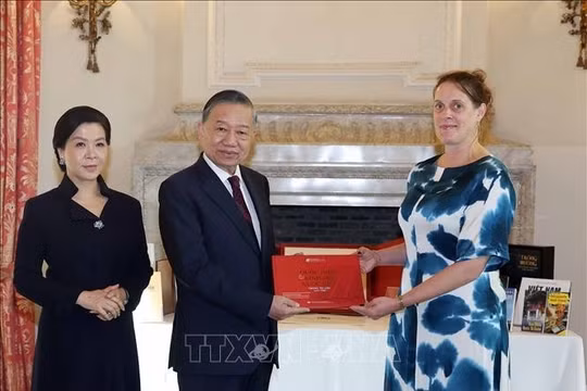 Tổng Bí thư, Chủ tịch nước Tô Lâm và Phu nhân thăm, tặng sách cho Thư viện Hoàng gia Bỉ