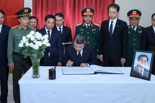 Đoàn đại biểu Đảng, Nhà nước, Mặt trận Tổ quốc Việt Nam viếng nguyên Thủ tướng Trung Quốc Chu Dung Cơ