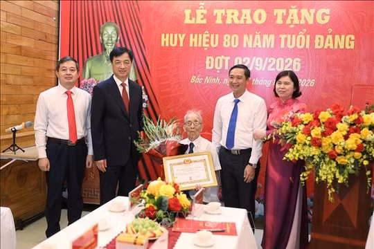 Lãnh đạo Đảng, Nhà nước trao tặng Huy hiệu 80 năm tuổi Đảng cho các đảng viên lão thành