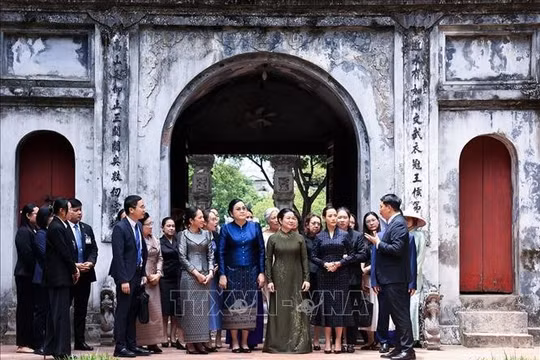 Phu nhân Thủ tướng Lê Minh Hưng cùng Phu nhân Thủ tướng 3 nước tham gia hoạt động giao lưu văn hóa