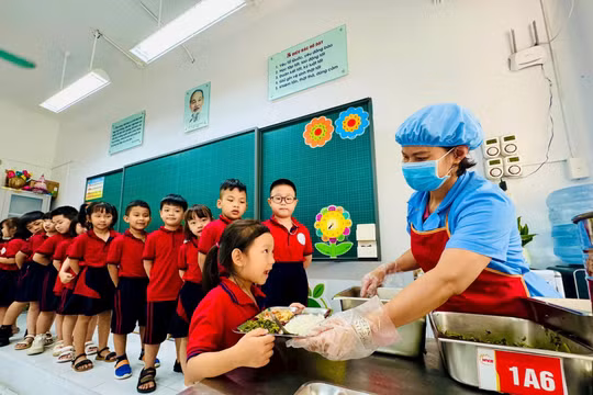 Thủ tướng chỉ đạo cấp bách: Siết chặt an toàn bữa ăn bán trú, không chọn nhà cung cấp chỉ vì giá rẻ
