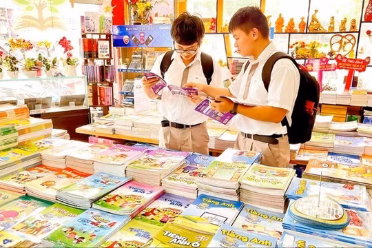 Sách giáo khoa không để có nhiều kiến thức chuyên sâu, gây áp lực trong dạy và học