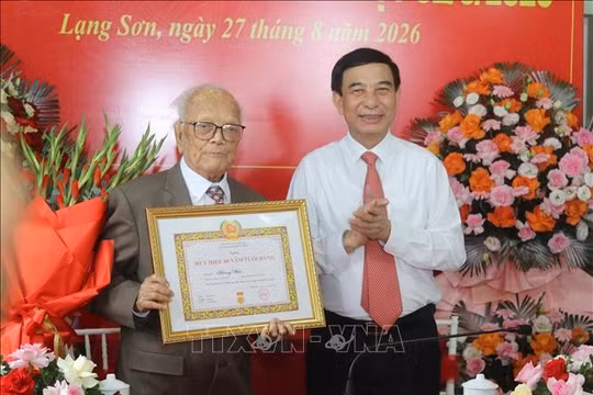 Đại tướng Phan Văn Giang trao Huy hiệu 80 năm tuổi Đảng cho 3 đảng viên lão thành