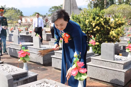 Phó Thủ tướng Phạm Thị Thanh Trà tưởng niệm các anh hùng liệt sĩ tại A Lưới, TP Huế