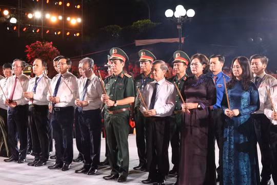 Đoàn đại biểu Trung ương dâng hương, tưởng niệm các Anh hùng liệt sĩ tại Quảng Trị