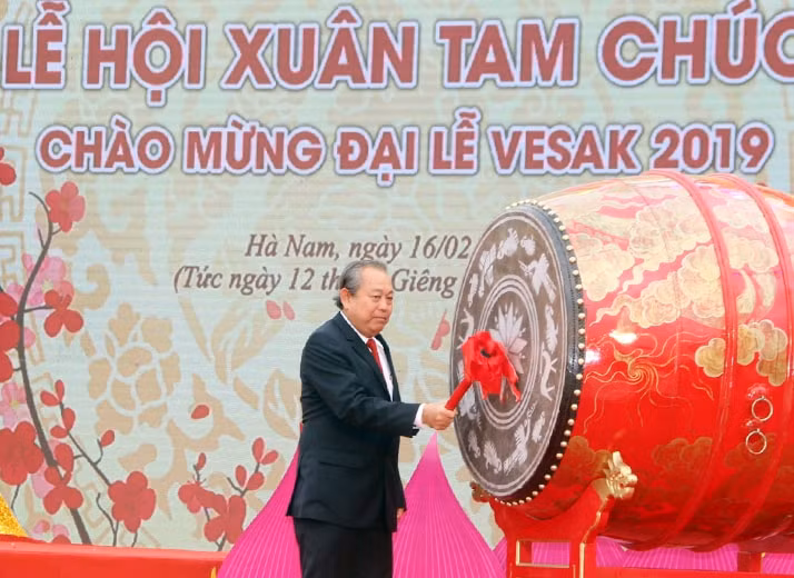 Phó Thủ tướng Thường trực Chính phủ Trương Hòa Bình đánh trống khai hội. Ảnh: VGP