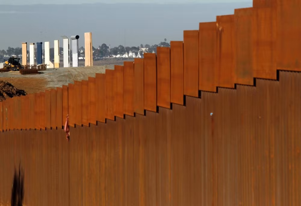 HÌnh ảnh bức tường biên giới với Mexico. Ảnh: Reuters