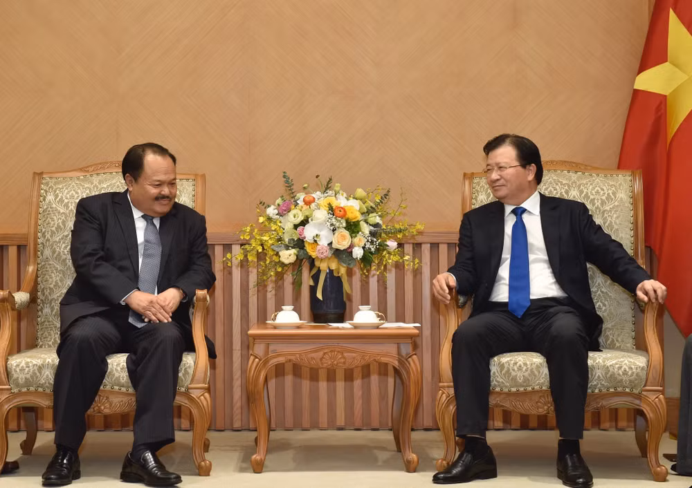 Phó Thủ tướng Chính phủ Trịnh Đình Dũng và Bộ trưởng Bộ Năng lượng và Mỏ của Lào Khammany Inthirath - Ảnh: VGP