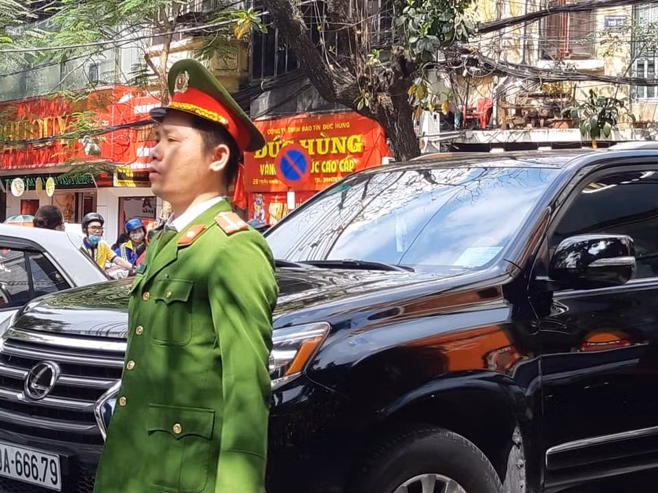 Cảnh sát tham gia giữ an toàn gia thông