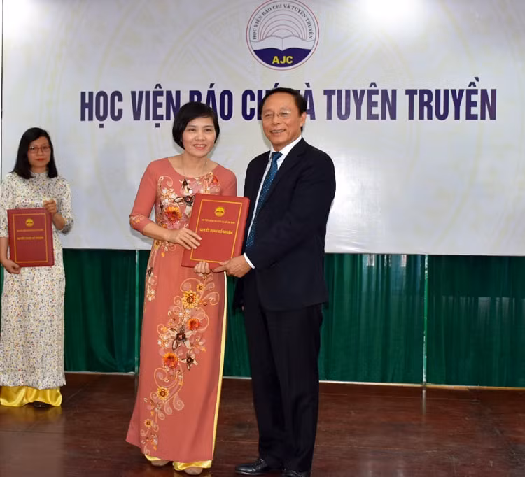 PGS,TS Trương Ngọc Nam trao Quyết định bổ nhiệm chức vụ Viện trưởng Viện Báo chí cho PGS, TS Đỗ Thị Thu Hằng