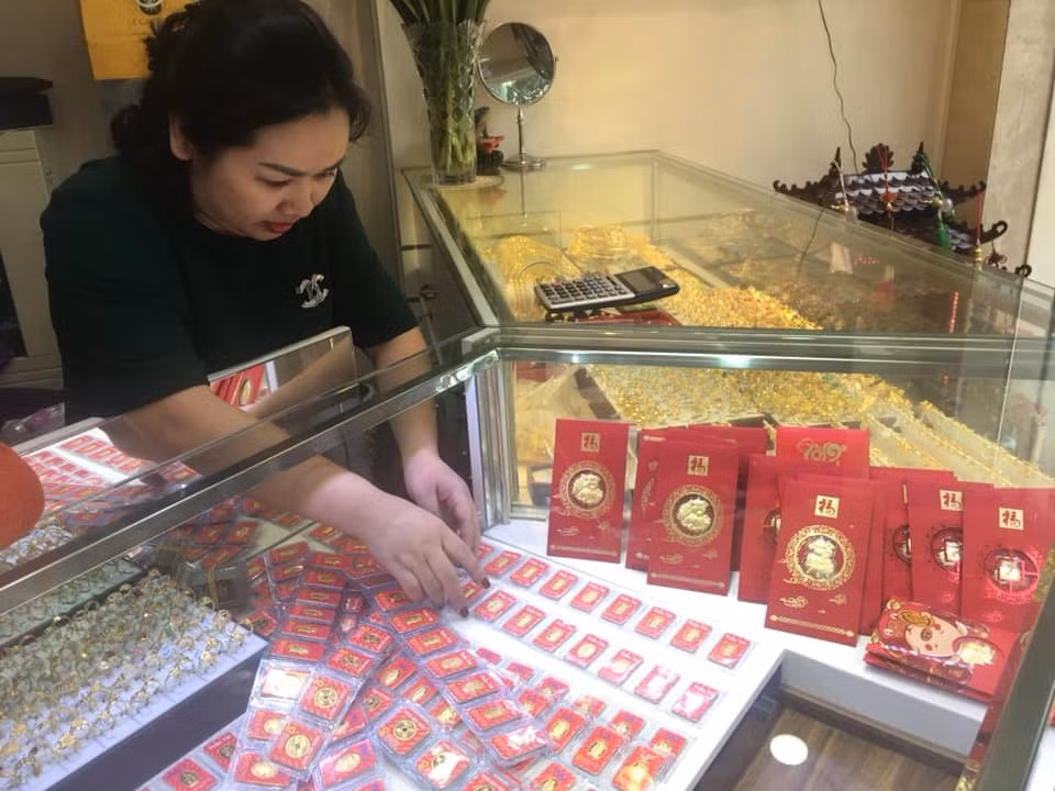 Nhẫn, vàng miếng Tài, Lộc, Phú Quý và các con giáp (linh vật) bằng vàng được bày bán tại phố Hàng Bạc