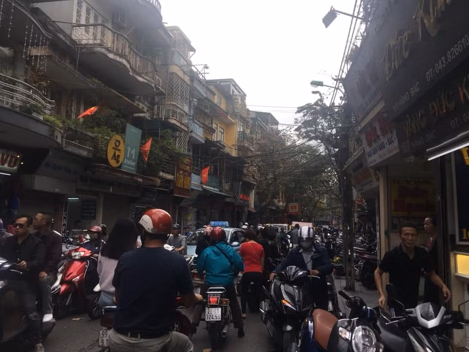 Tấp nập mua vàng ngày vía Thần Tài tại phố Hàng Bạc