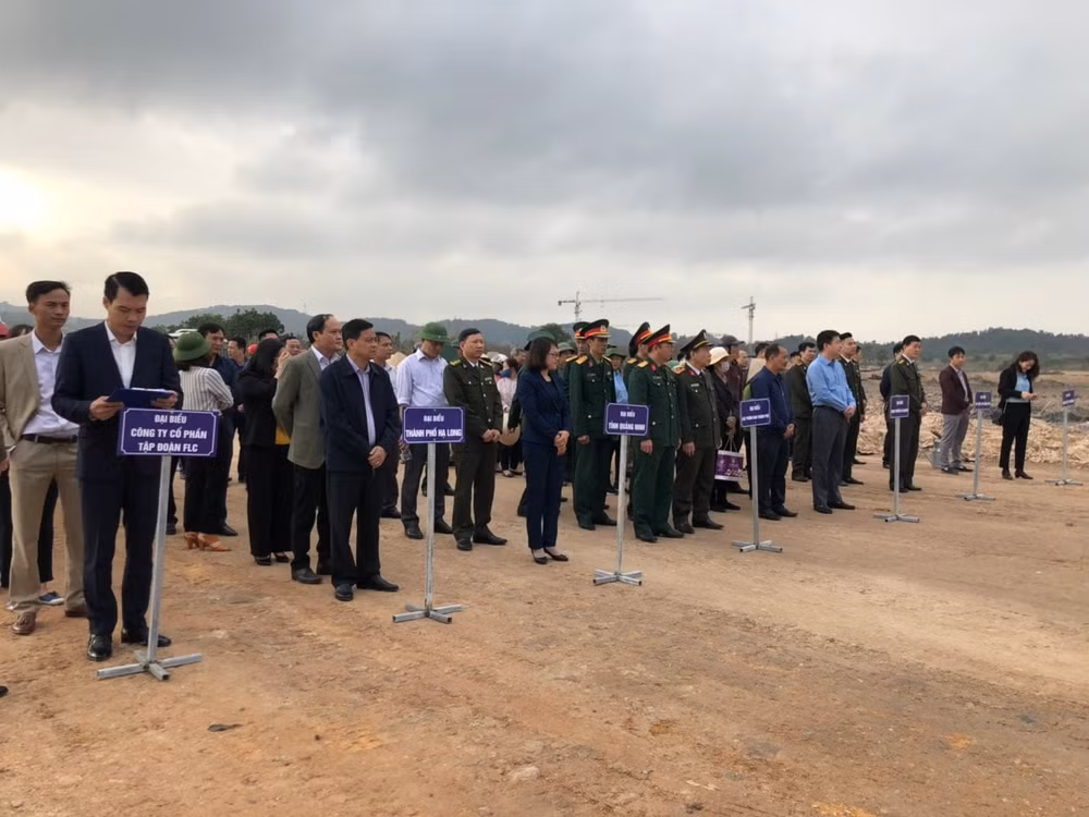 Đại diện lãnh đạo TP. Hạ Long, tỉnh Quảng Ninh, lãnh đạo doanh nghiệp... sẵn sàng cho Tết trồng cây
