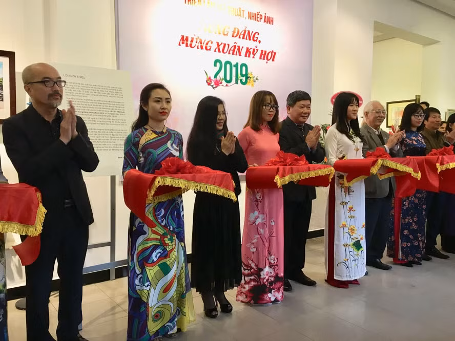 Các đại biểu cắt băng khai mạc triển lãm. Ảnh: Báo HNM