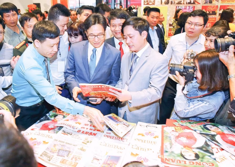 Đồng chí Vũ Đức Đam - Phó Thủ tướng Chính phủ thăm gian trưng bày của Liên Chi hội nhà báo cơ quan TW Hội Nhà báo Việt Nam tại Hội báo Toàn quốc 2018. Ảnh: Sơn Hải