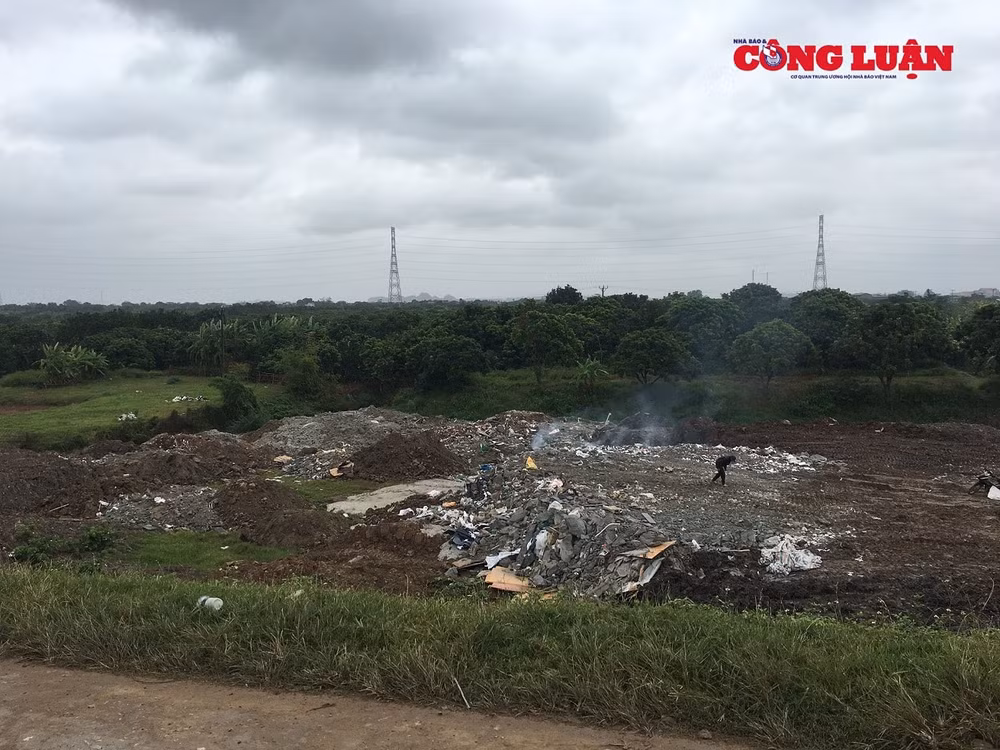 Tình trạng dùng phế thải san lấp khu vực phía ngoài đê tả sông Đáy cũng diễn ra nhưng không bị xử lý