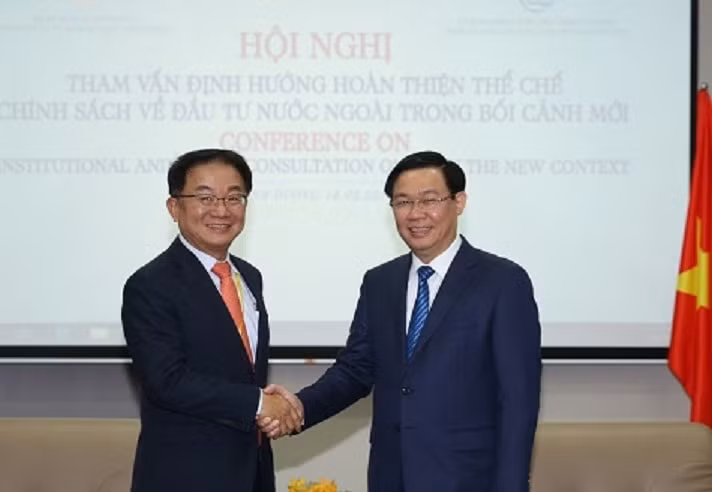 Phó Thủ tướng Chính phủ Vương Đình Huệ và Phó Tổng Giám đốc Hyoungsung Việt Nam - Ảnh: VGP
