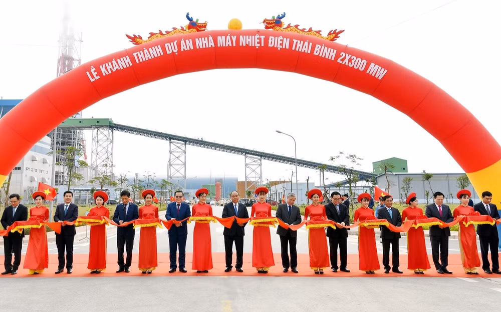 Thủ tướng Chính phủ Nguyễn Xuân Phúc và các đại biểu cắt băng khánh thành Nhà máy nhiệt điện Thái Bình. Ảnh/Phương Thảo