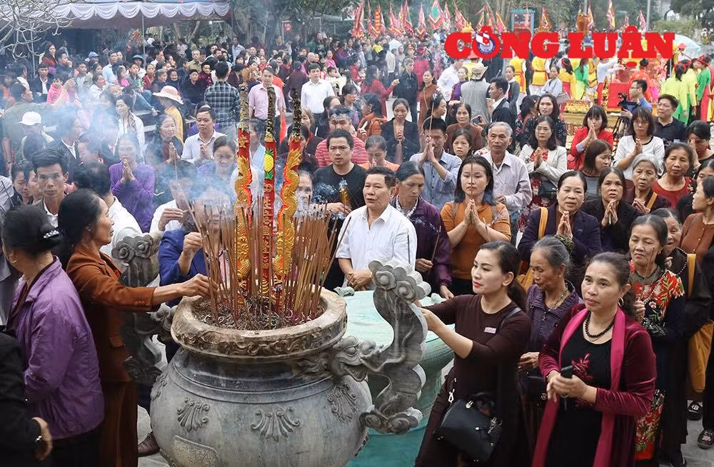 Đông đảo người dân đã đến dự lễ khai hội Đền Mẫu Âu Cơ
