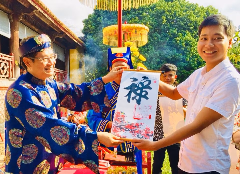 Khai ấn tặng chữ chúc xuân cho du khách.