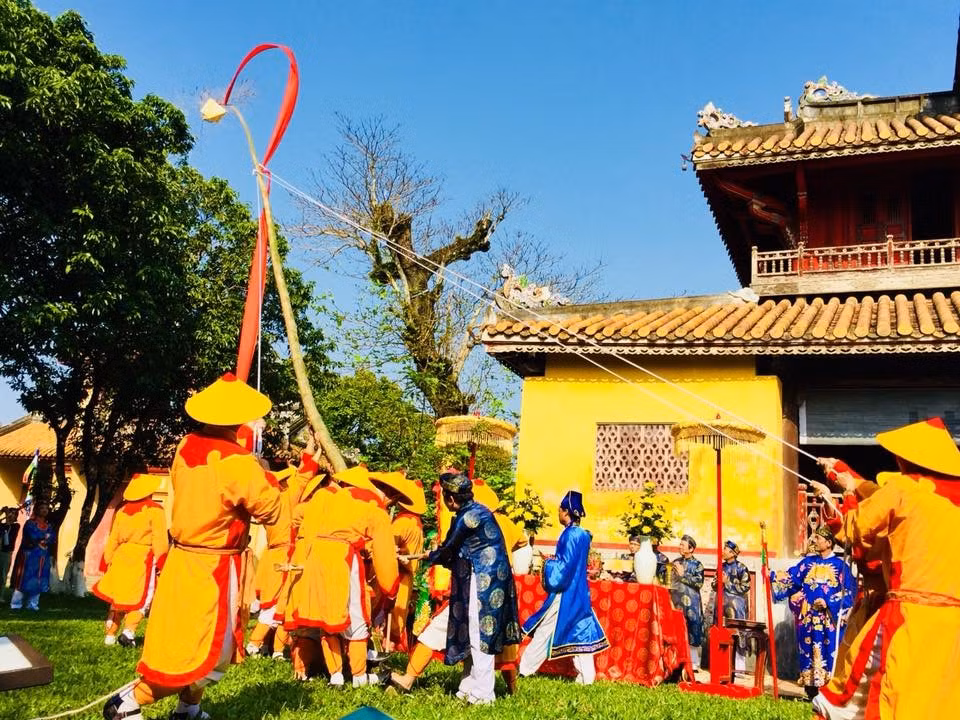 Lễ hạ nêu trong Đại nội Huế.