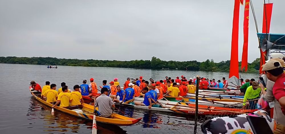 Lễ hội đua thuyền truyền thống làng Phò Trạch được tổ chức mỗi năm một lần vào mồng 6 Tết.