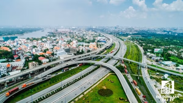 Tuyến đường sắt Bến Thành - Suối Tiên, đoạn từ trung tâm quận 2 chạy về hướng quận Bình Thạnh. Ảnh: CafeF