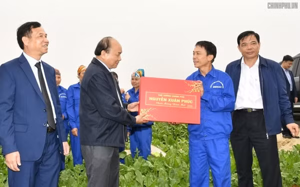 Thủ tướng tặng quà người lao động Công ty Đồng Giao. Ảnh VGP