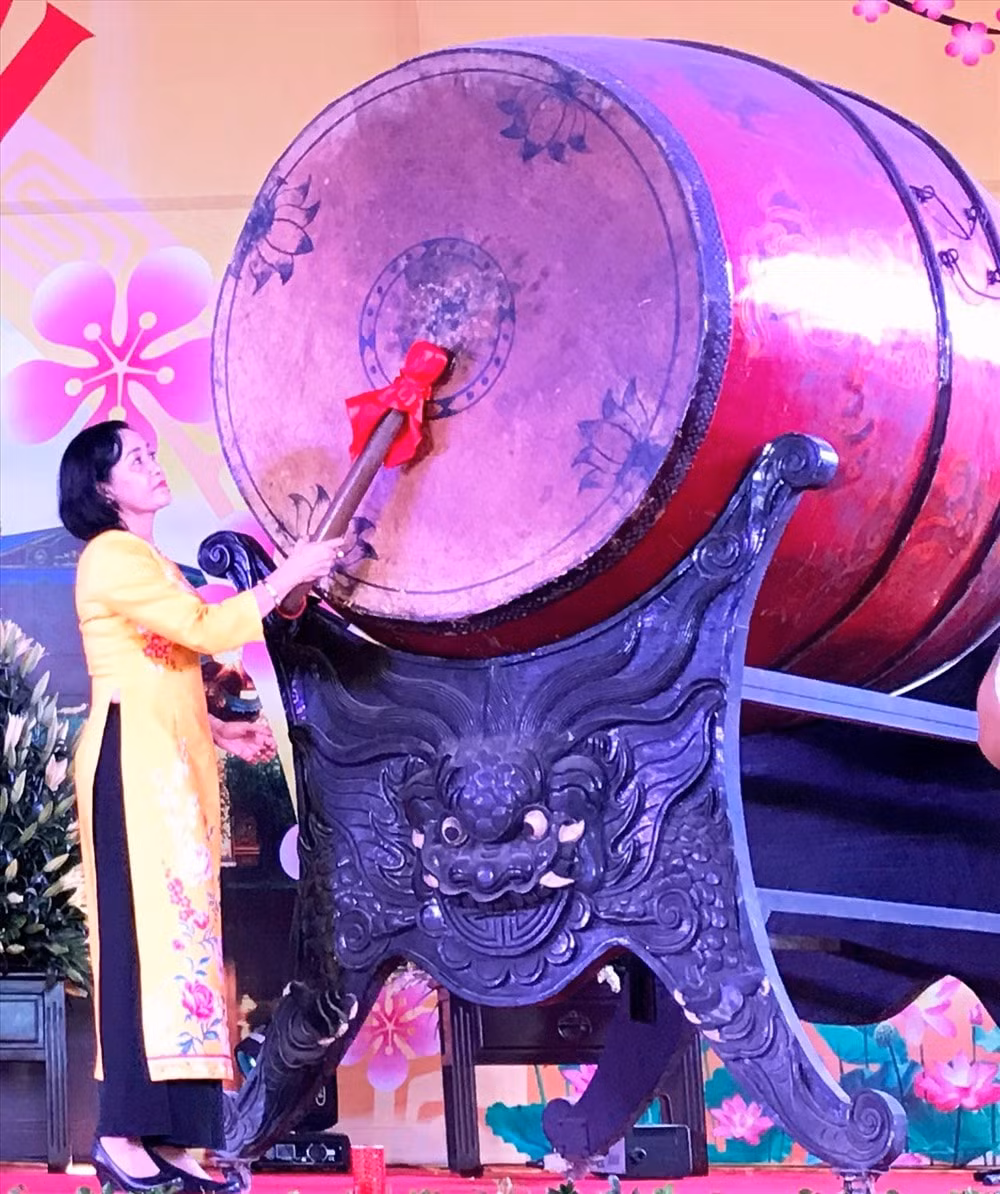 Bà Nguyễn Thị Thanh - Bí thư Tỉnh ủy Ninh Bình đánh trống khai hội. Ảnh: laodong.vn