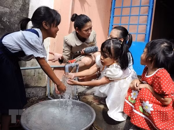 Hà Nội đặt mục tiêu nâng tỷ lệ người dân nông thôn sử dụng nước sạch đạt khoảng 75%. Ảnh minh họa.