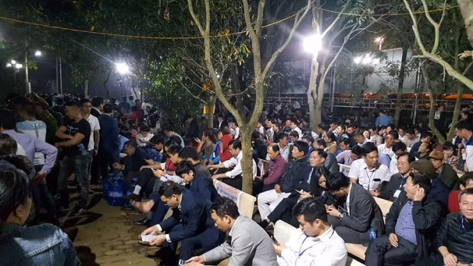 Các đại biểu chờ đến giờ hành lễ - Ảnh: NM