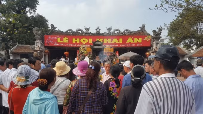 Du khách về với lễ hội Đền Trần năm 2019 trong trật tự và an toàn - Ảnh NM