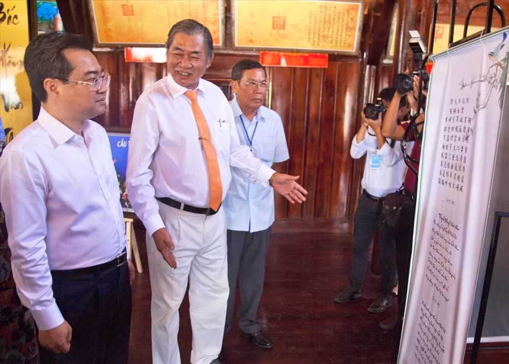 Ông Nguyễn Thanh Nghị - Bí thư Tỉnh ủy Kiên Giang cùng đại biểu tham quan Nhà lưu niệm Tao đàn Chiêu Anh Các. Ảnh: Baolaodong