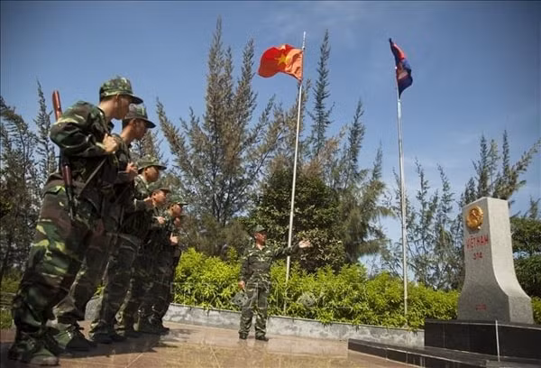 Đồn Biên phòng cửa khẩu quốc tế Hà Tiên thực hiện nghi thức giới thiệu lịch sử hình thành cột mốc 314 - cột mốc có số thứ tự cuối cùng trên tuyến biên giới đất liền Việt Nam - Campuchia. Ảnh: TTXVN